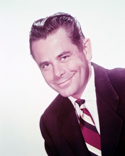 Glenn Ford posing for a photo.| Photo: Getty Images.