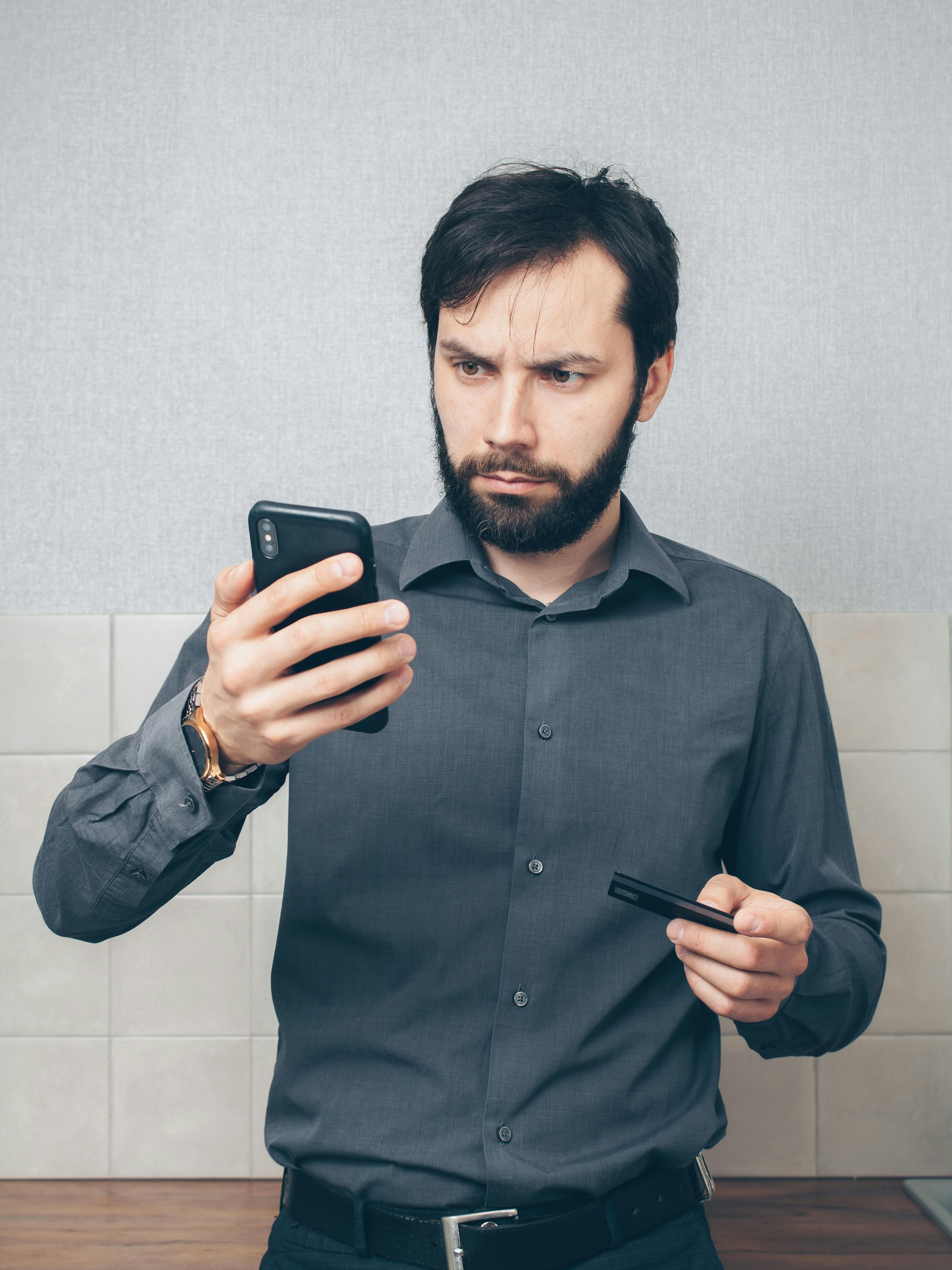 A shocked man looking at the phone | Source: Pexels