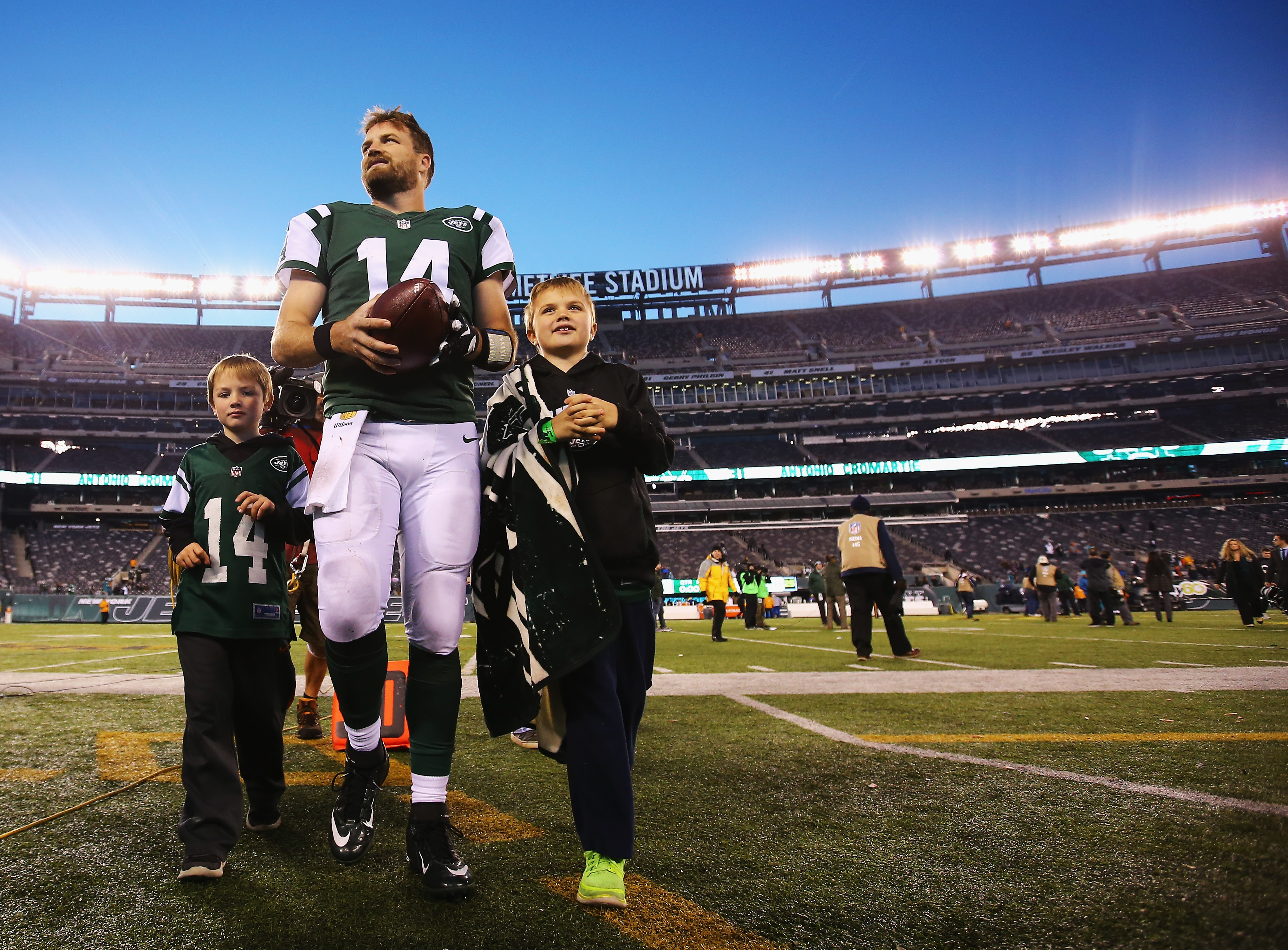 Ryan Fitzpatrick walks off the field with his children after a football game at MetLife Stadium on November 29, 2015, in East Rutherford, New Jersey | Source: Getty Images
