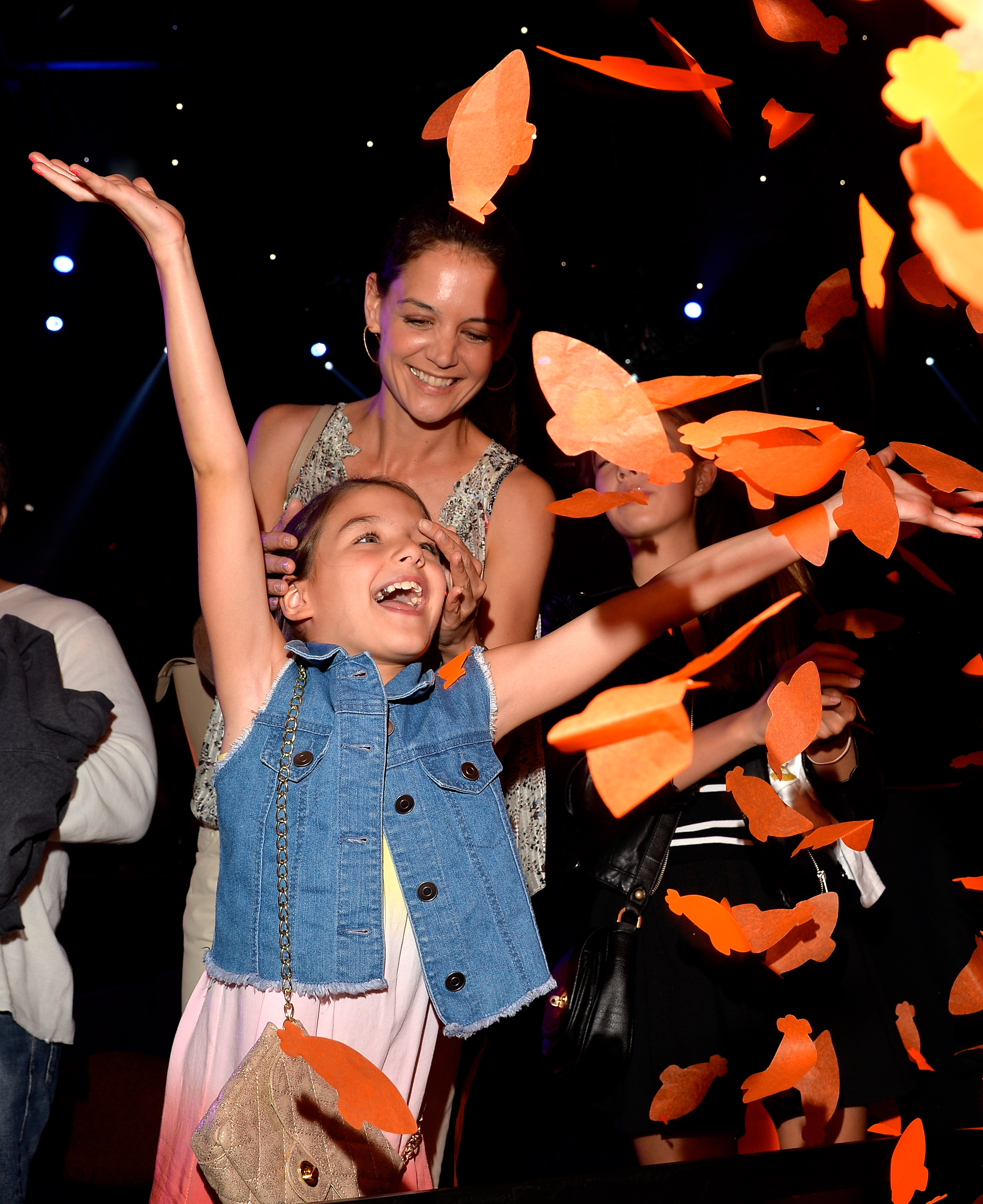 Katie Holmes smiles at Suri Cruise during Nickelodeon's 28th Annual Kids' Choice Awards in California on March 28, 2015 | Source: Getty Images