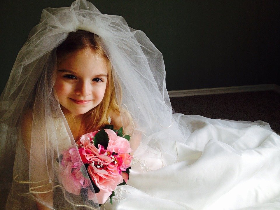 Niña vestida de novia. | Imagen: Pixabay Niña vestida de novia. | Imagen: Pixabay