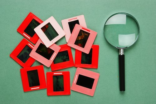Diapositivas antiguas y una lupa. | Foto: Shutterstock Diapositivas antiguas y una lupa. | Foto: Shutterstock