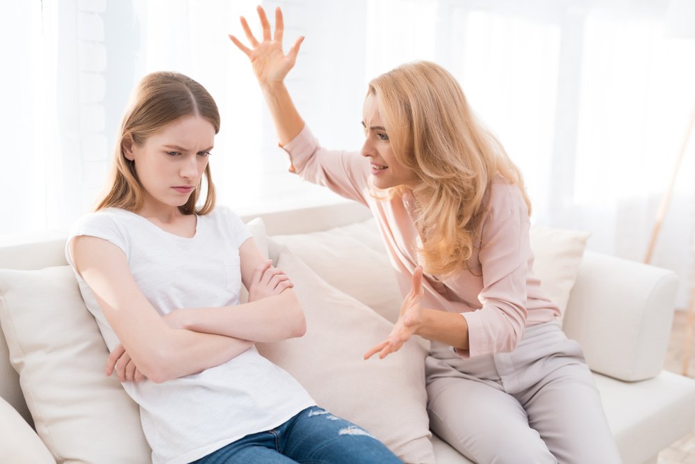 Mamá y una hija adolescente están discutiendo entre sí | Foto: Shutterstock Mamá y una hija adolescente están discutiendo entre sí | Foto: Shutterstock
