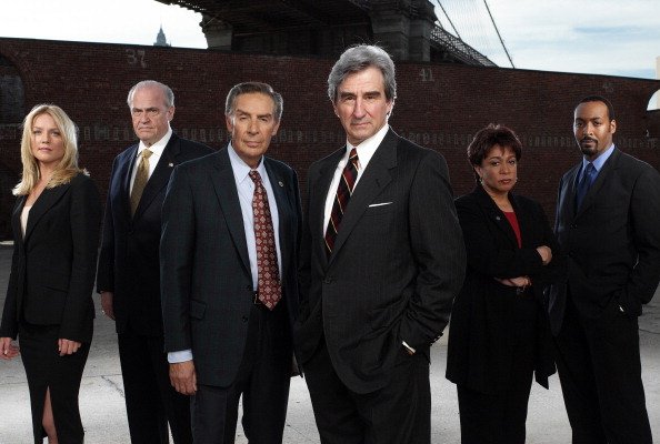 Elisabeth Rohm als Staatsanwältin Serena Southerlyn, Fred Dalton Thompson als Staatsanwalt Arthur Branch, Jerry Orbach als Detective Lennie Briscoe, Sam Waterston als Executive A.D.A. Jack McCoy, S. Epatha Merkerson als Lt. Anita Van Buren und Jesse L. Martin als Detective Ed Green | Quelle: Getty Images