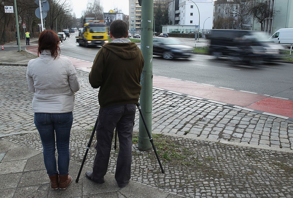 Deux personnes utilisant un radar à Berlin. l Source: Getty Images
