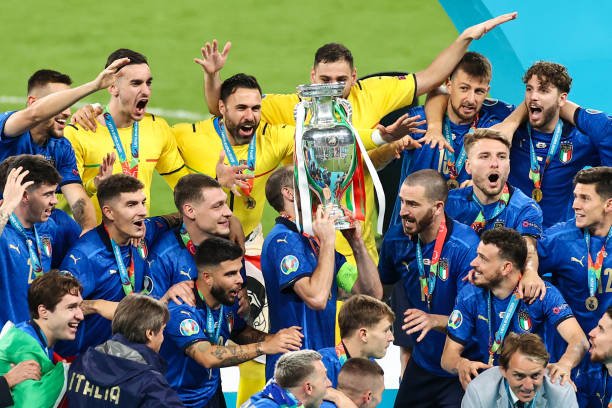La sélection Italienne soulevant son trophée | Photo : Getty Images