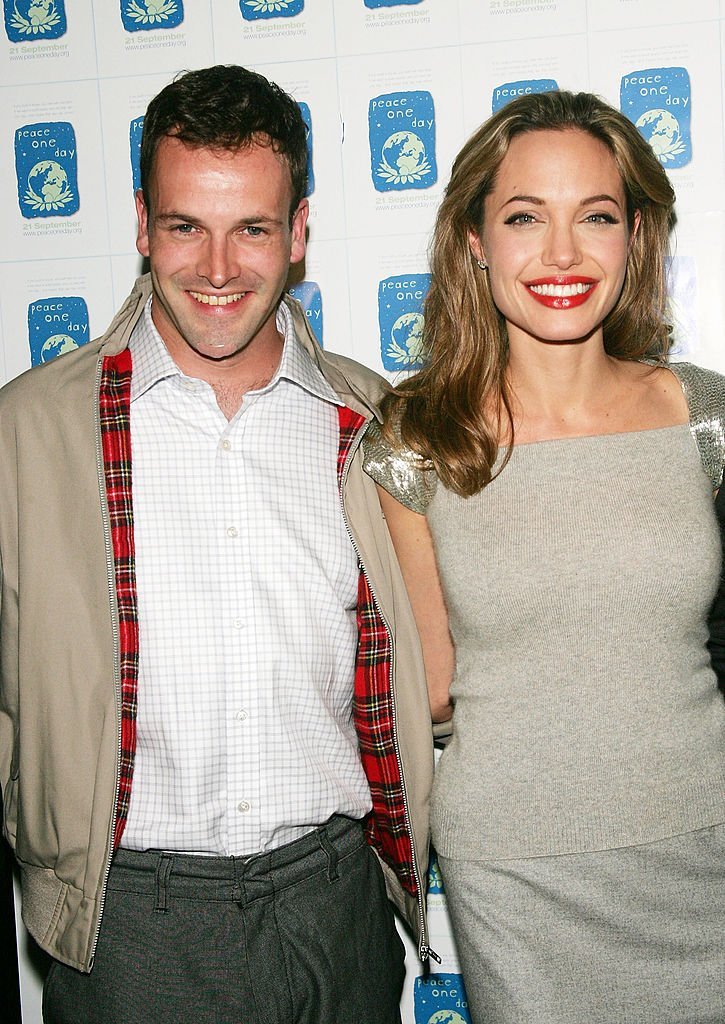 Jonny Lee Miller and Angelina Jolie in 2005. I Image: Getty Images.
