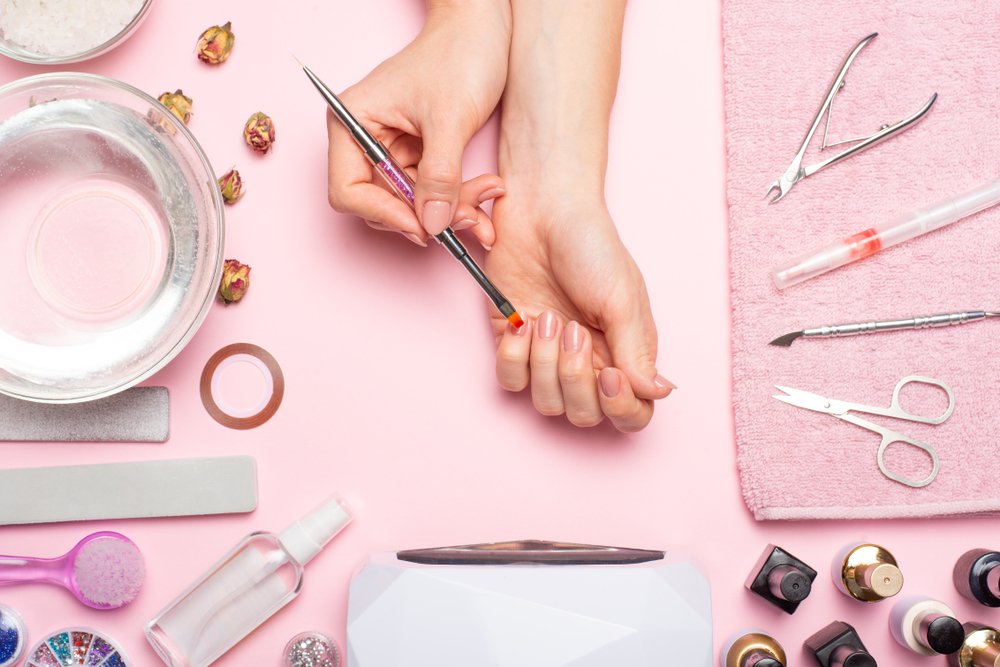 Mujer preparando sus manos para la manicura. | Foto: Shutterstock