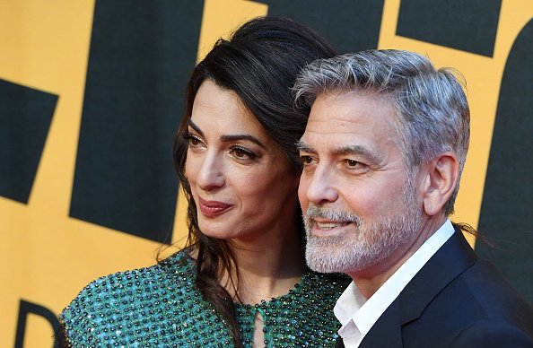 George Clooney et sa femme Amal Alamuddin assistent à la première de la série TV 'Catch-22'. | Photo : Getty Images