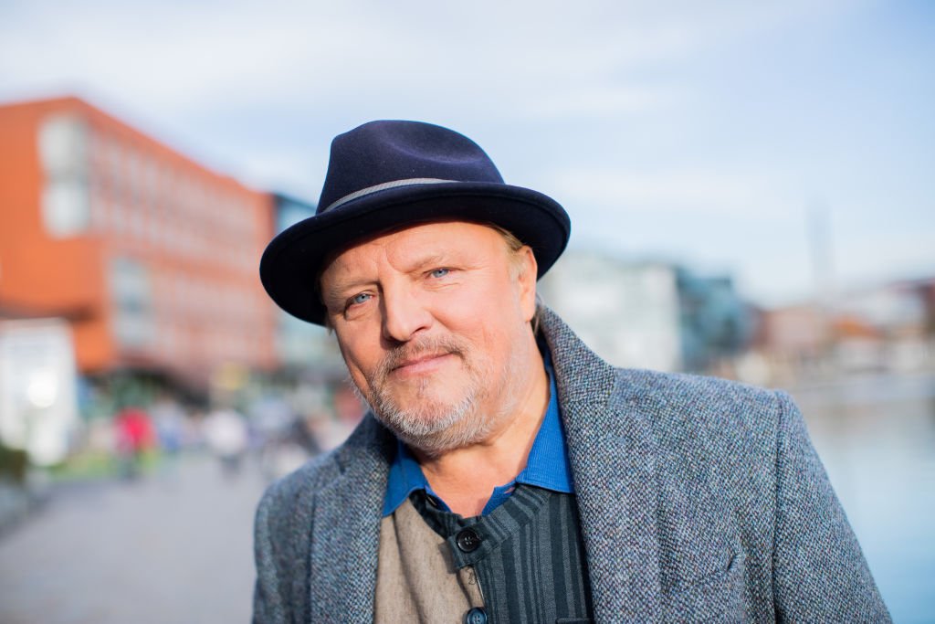 Axel Prahl, Schauspieler, steht im Hafen. | Quelle: Getty Images
