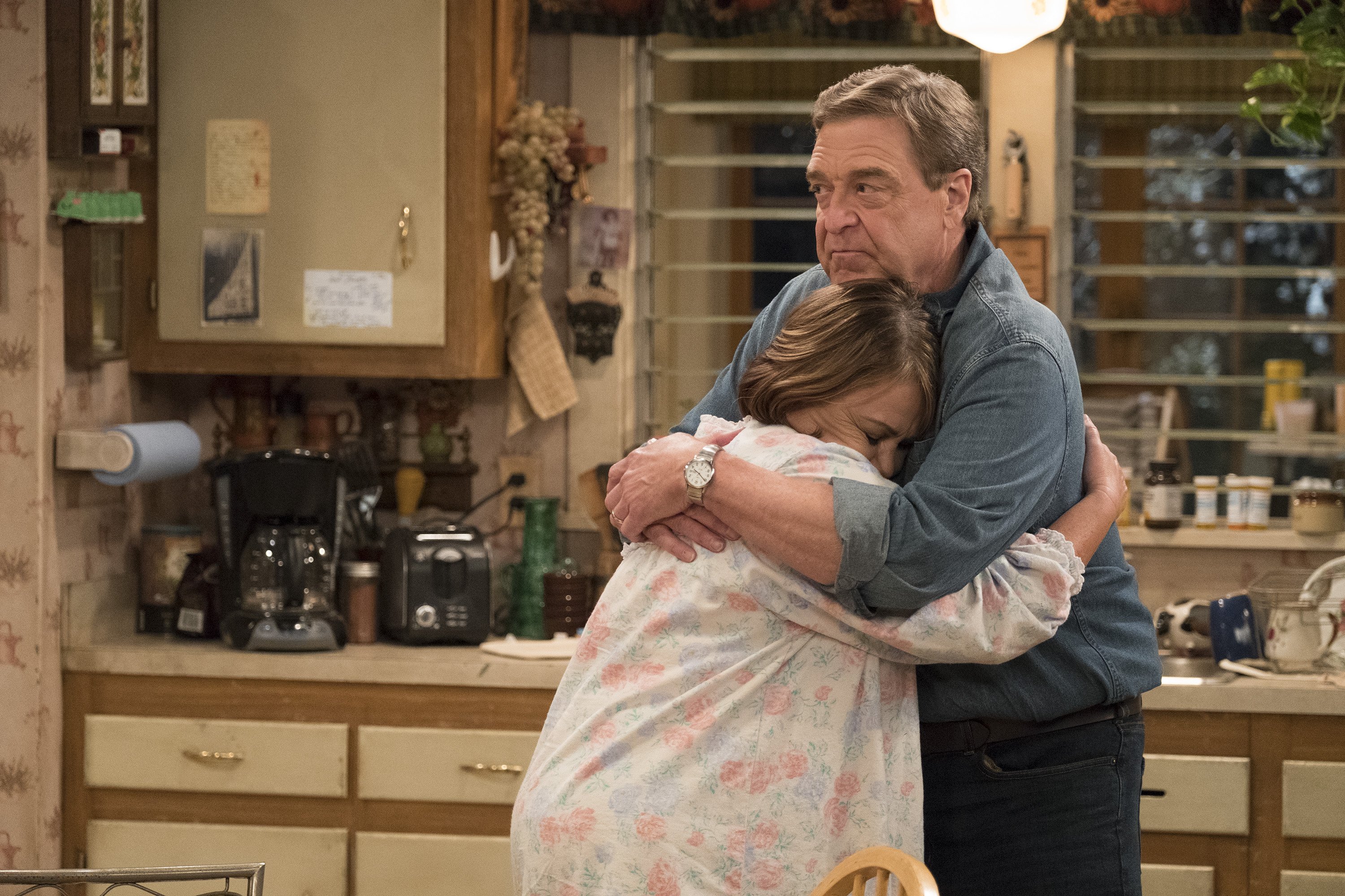 Roseanne Barr and John Goodman on the set of the revival of "Roseanne" | Source: Getty Images