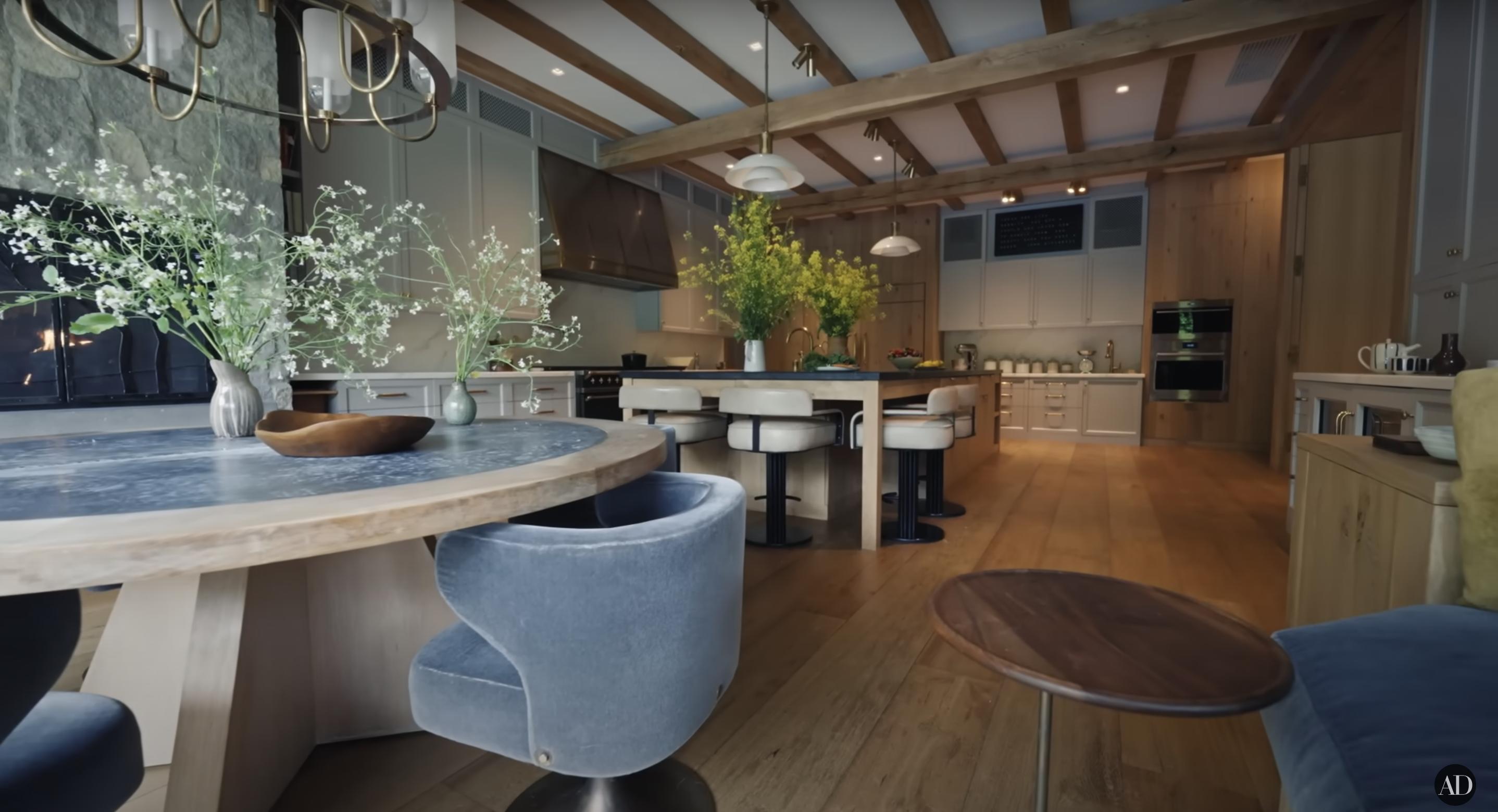 Jennifer Garner's kitchen inside her Los Angeles farmhouse, dated September 3, 2024 | Source: YouTube/@Archdigest