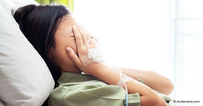 Weinende Frau im Krankenbett | Quelle: Shutterstock