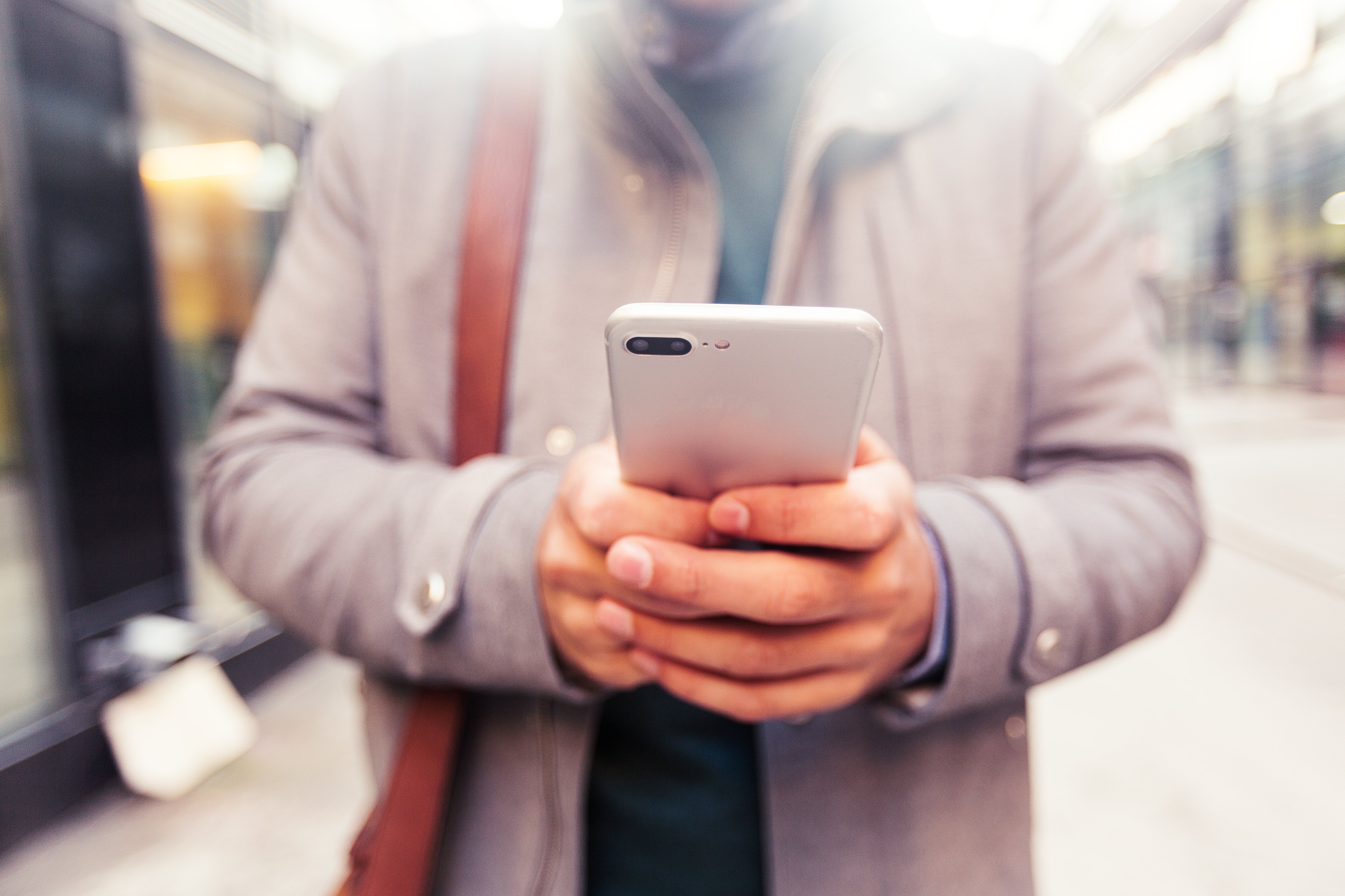 Hombre con celular en la mano. Fuente: Shutterstock Hombre con celular en la mano. Fuente: Shutterstock