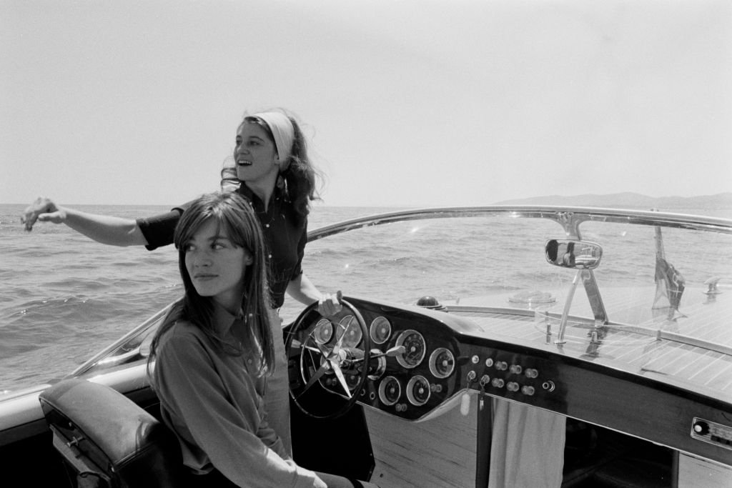 Sheila et Françoise Hardy sur un bateau à Saint-Tropez le 24 juillet 1965, France. | Photo : Getty Images