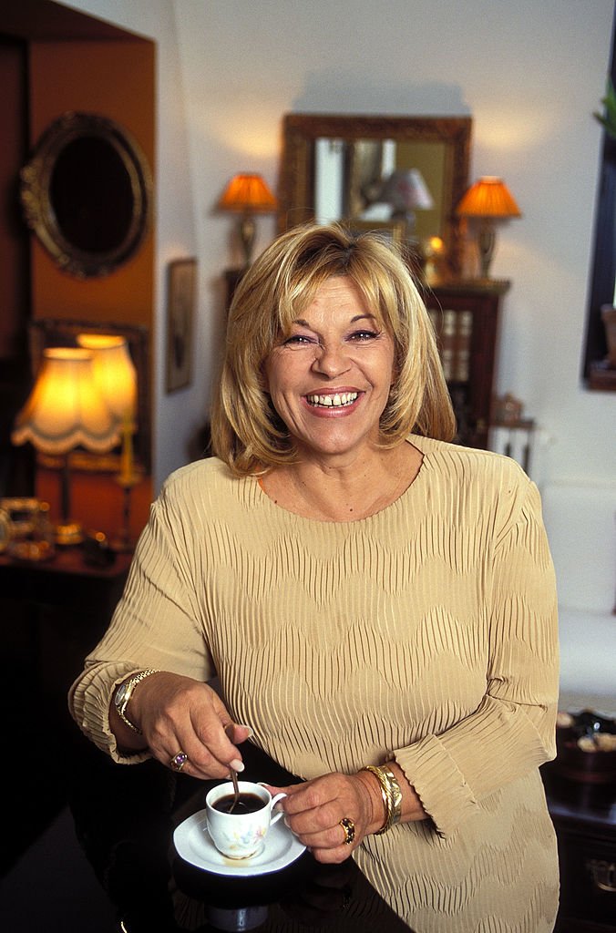 Nicoletta dans son appartement parisien en 1996. l Source : Getty Images