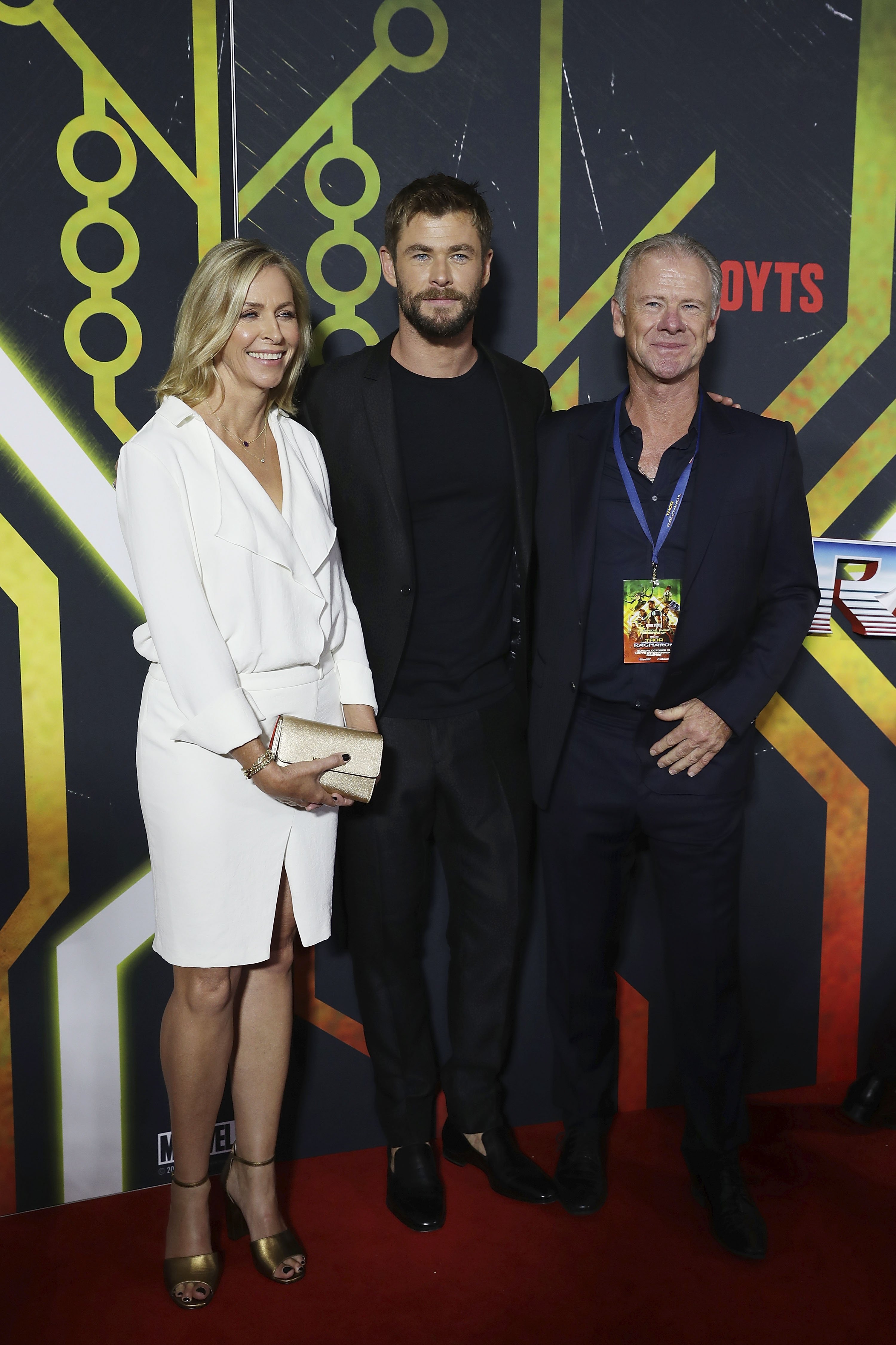 Leonie Hemsworth, Chris Hemsworth, and Craig Hemsworth at the "Thor: Ragnarok" screening on October 15, 2017, in Sydney | Source: Getty Images