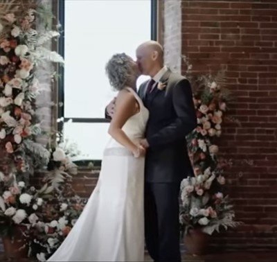 Un patient atteint de la maladie d'Alzheimer demande à sa femme de l'épouser après être tombé amoureux pour la deuxième fois | Photo : YouTube / NBC New York