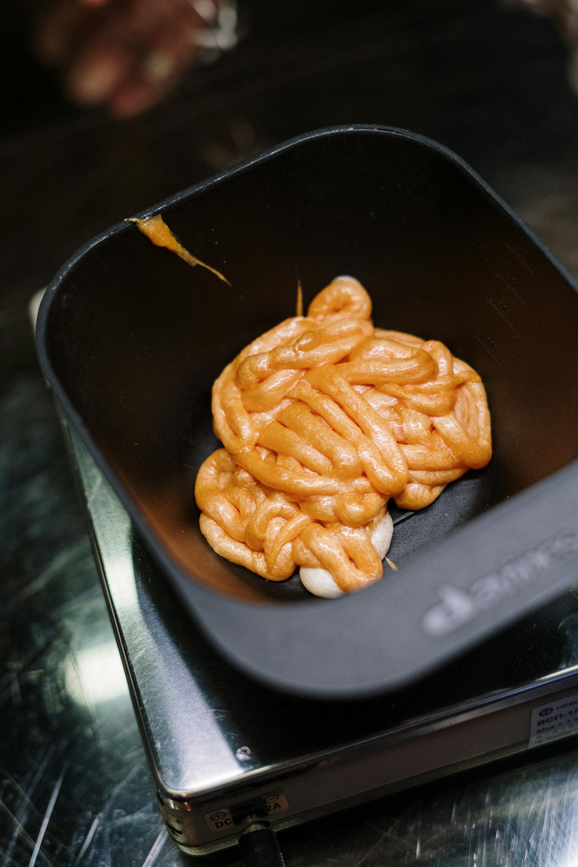 Hair dye in a bowl | Source: Pexels