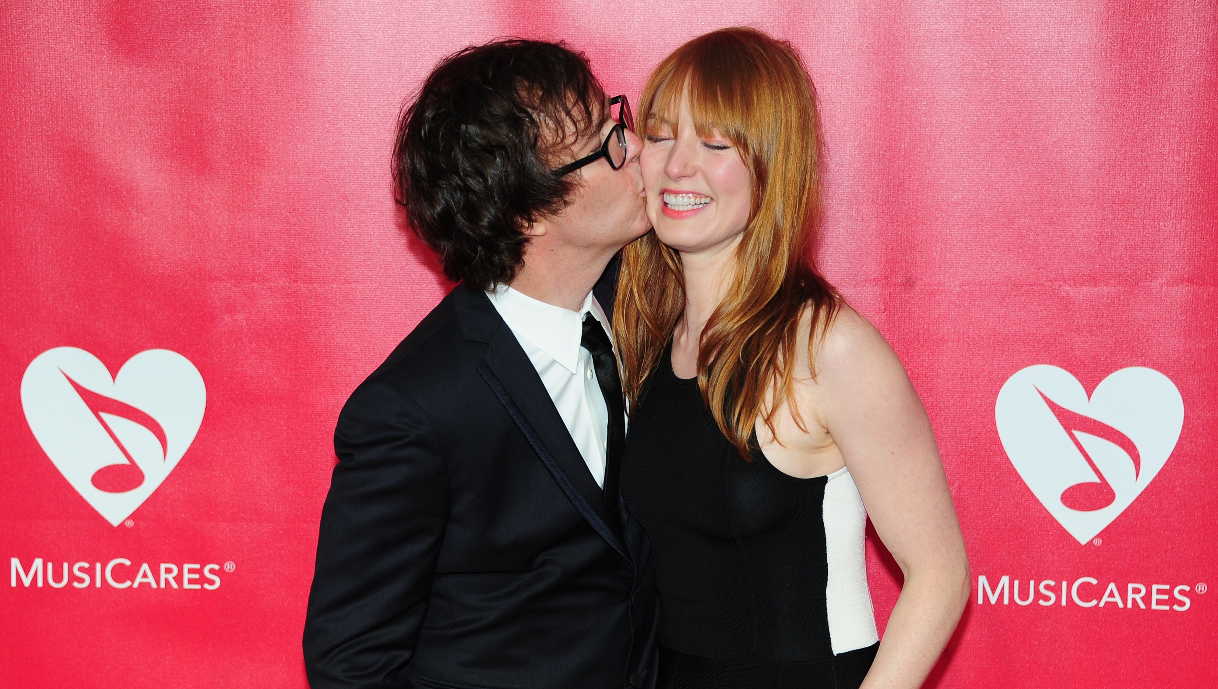 Ben Folds kisses Alicia Witt on arrival for the 2013 MusiCares Person of the Year Tribute on February 8, 2013, in Los Angeles, California | Source: Getty Images