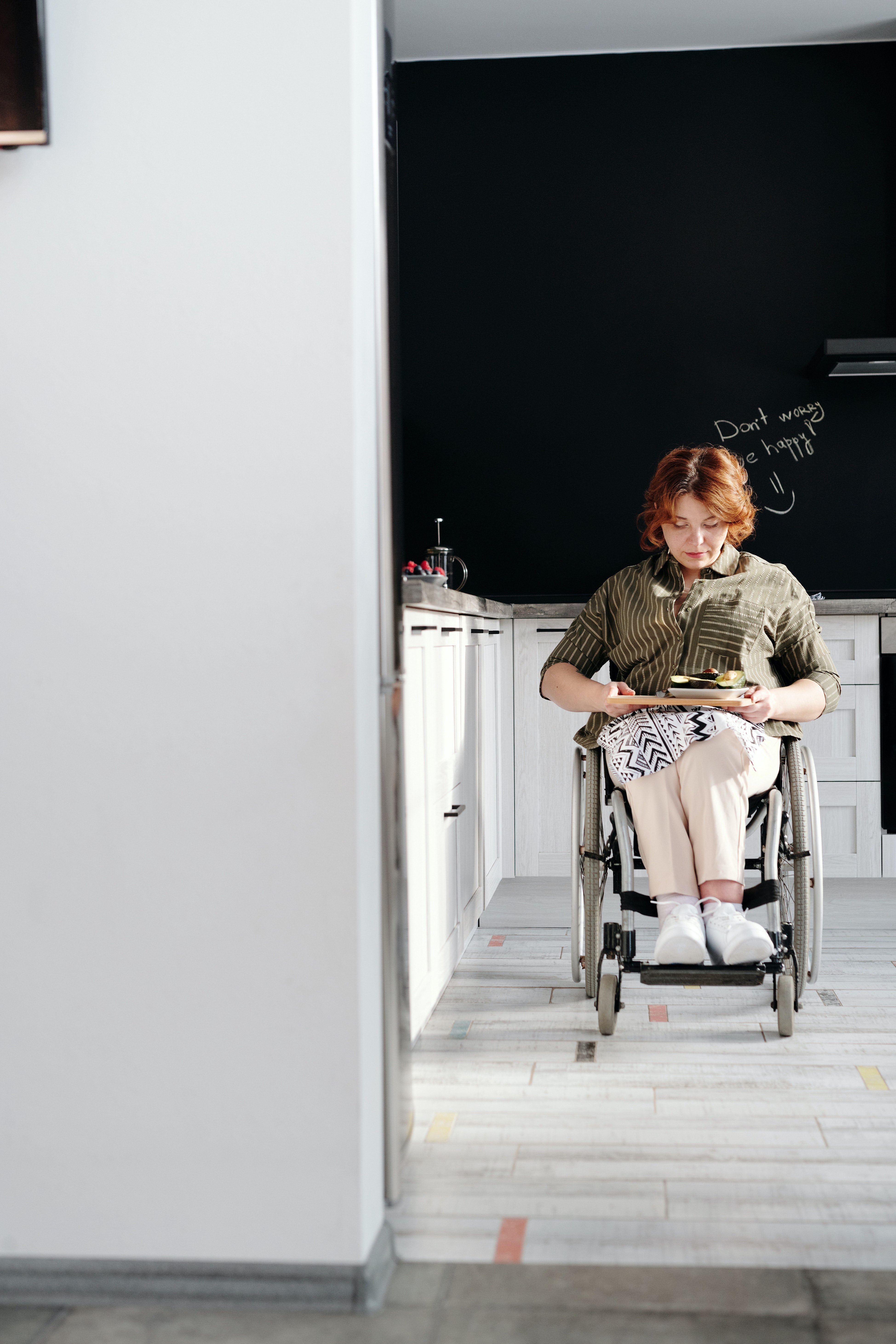 Woman sitting on a wheelchair | Photo: Pexels