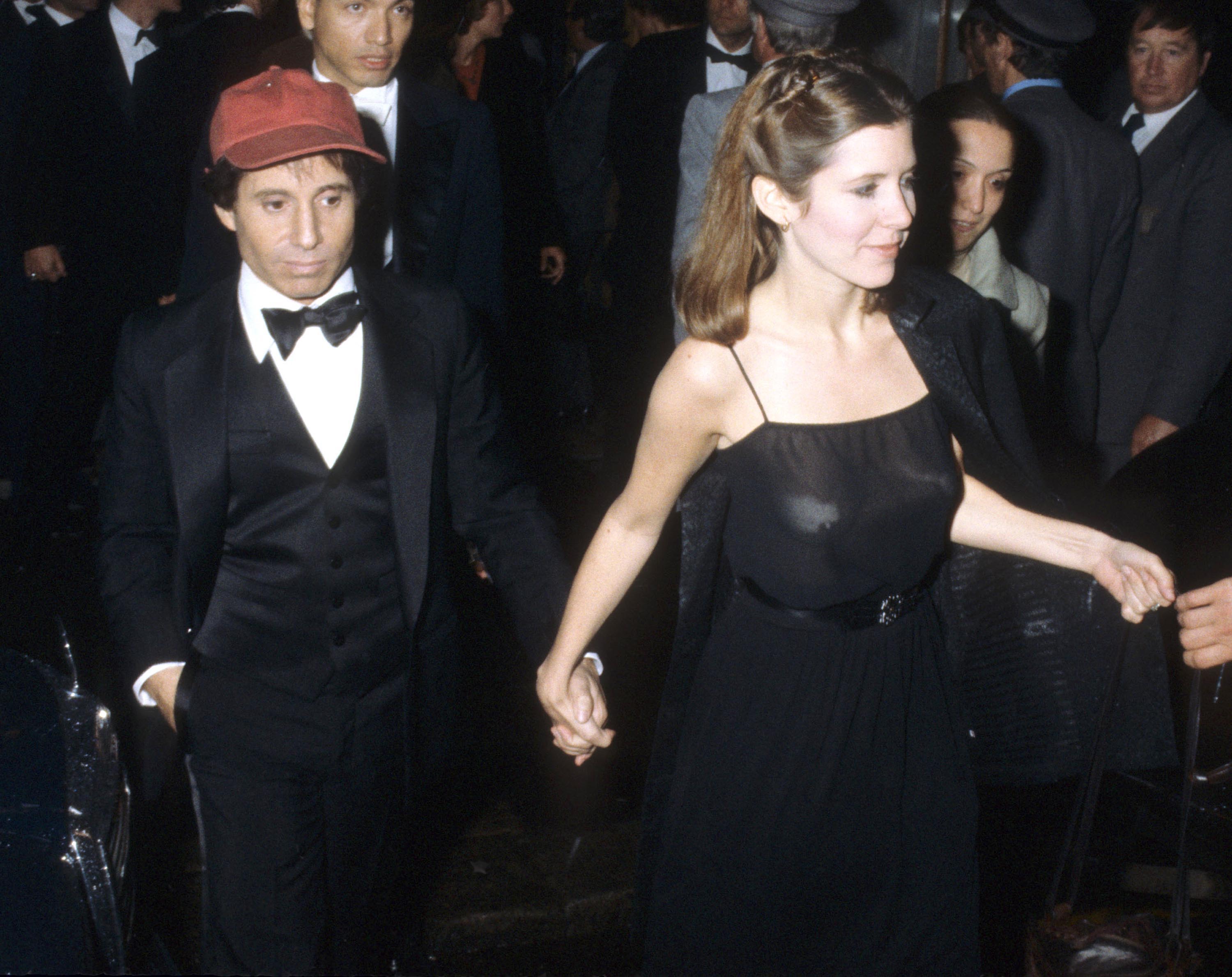 Carrie Fisher and Paul Simon. | Source: Getty Images