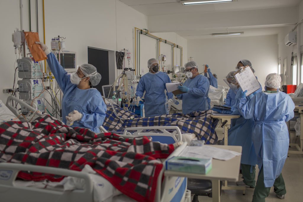 Médicos y enfermeras trabajan con pacientes en la UCI en el Hospital General Vila Penteado en Sao Paulo, Brasil, el 5 de mayo de 2020. | Foto: Getty Images