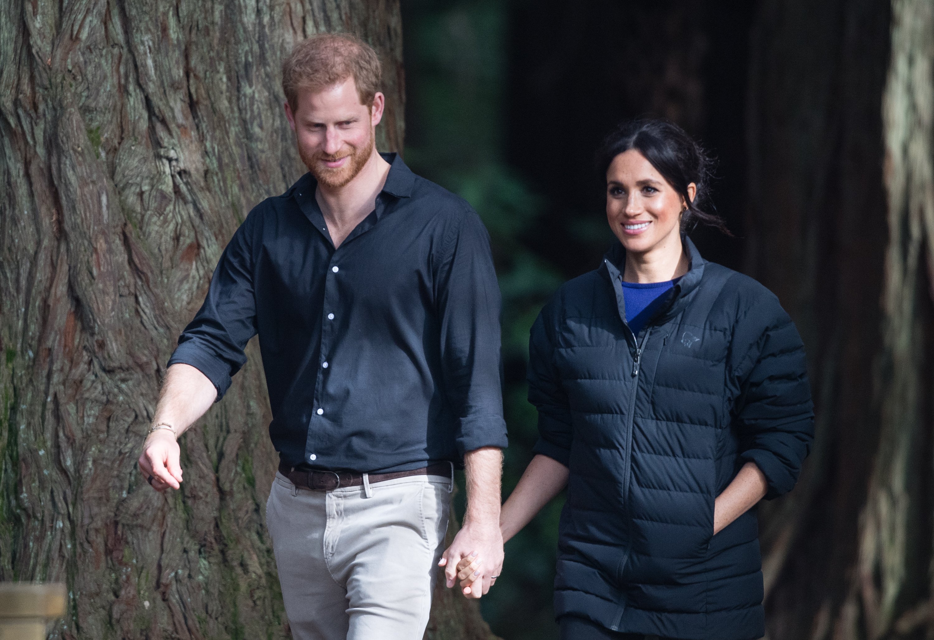 El príncipe Harry, duque de Sussex y Meghan, duquesa de Sussex visitan el paseo de los árboles de Redwoods el 31 de octubre de 2018 en Rotorua, Nueva Zelanda. | Foto: Getty Images