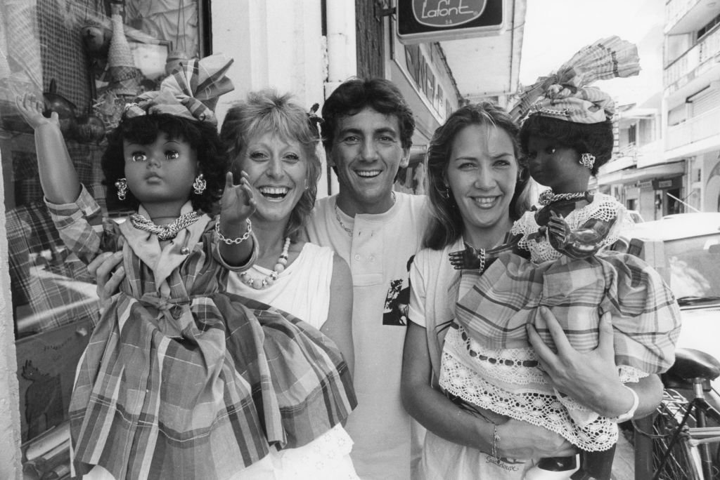 Peter and Sloane and Corinne Hermes on a street in Pointe-a-Pitre, Guadeloupe, in December 1984.  I Source: Getty Images