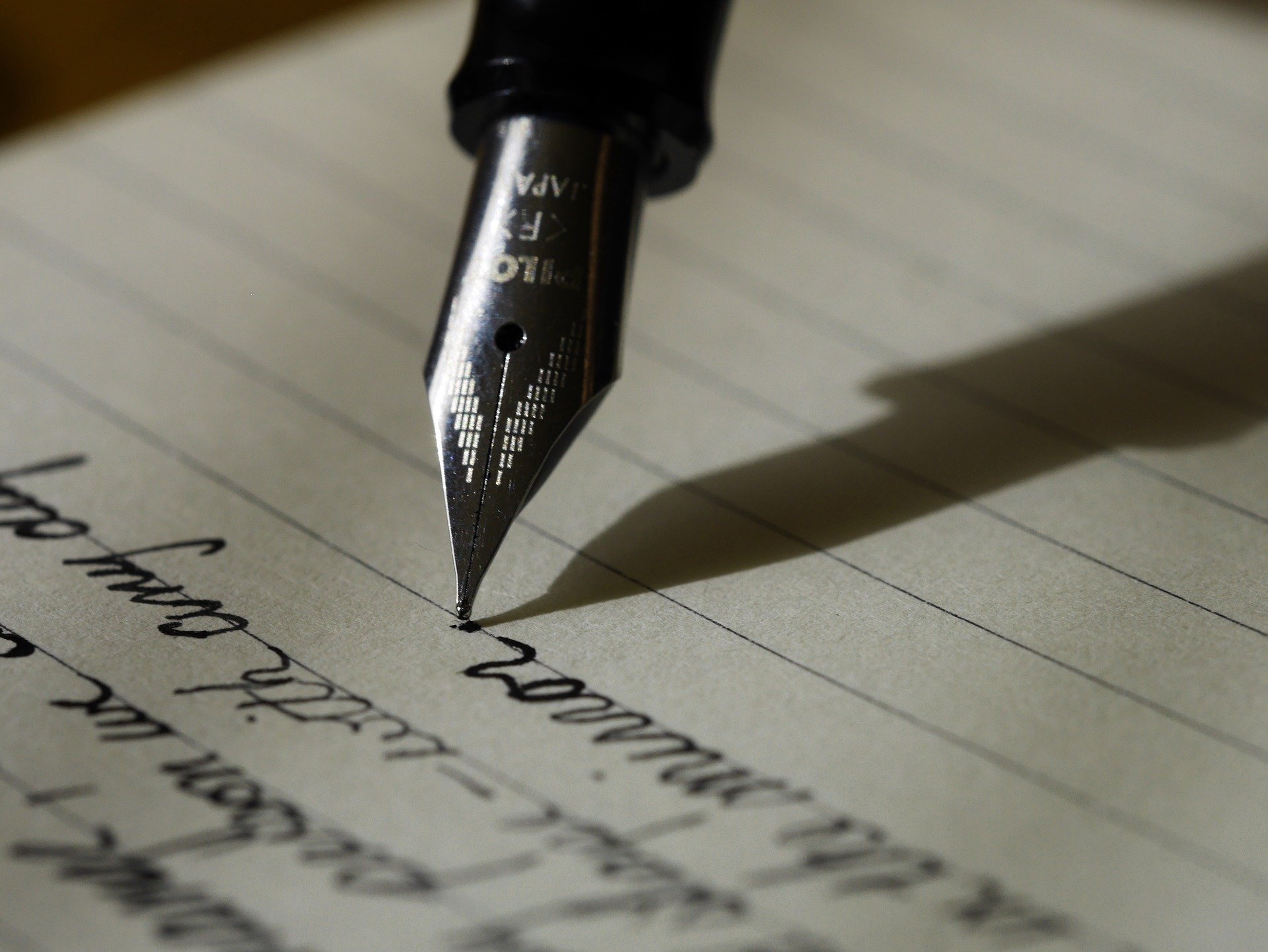 Pluma y carta. Fuente: Pixabay Pluma y carta. Fuente: Pixabay