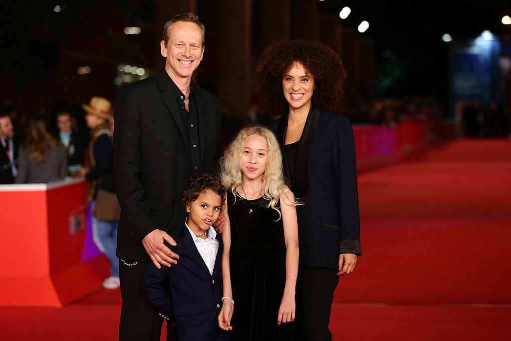  Karyn Parsons, and her family at a redcarpert event in 2012/ Getty Images