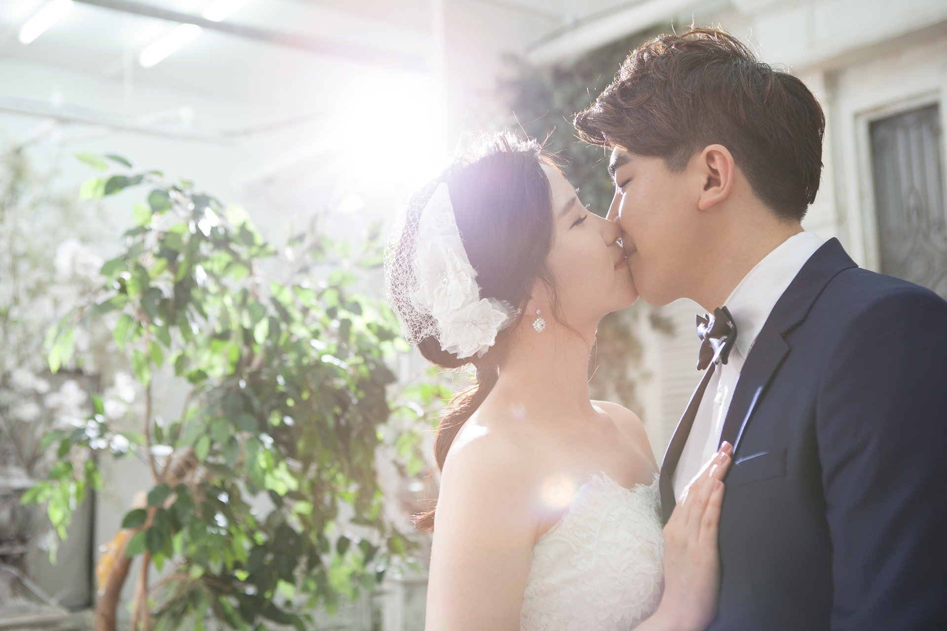 Bride and groom kissing. | Source: Pixabay