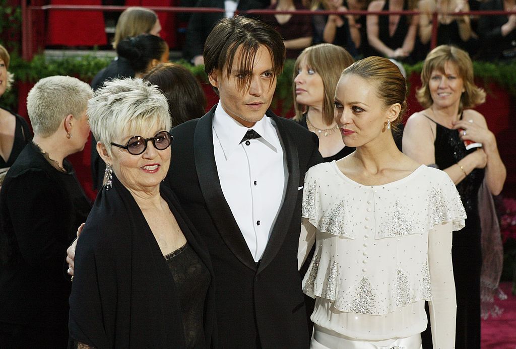 Johnny Depp mit Betty Sue Palmer und Vanessa Paradis am 29. Februar 2004 in Hollywood, Kalifornien | Quelle: Getty Images