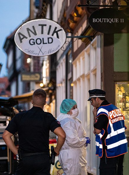 Beamte vor dem Juweliergeschäft, Celle, 2020 | Quelle: Getty Images