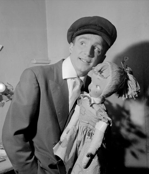 L'acteur français Claude Vega à Paris, Bobino, Janvier 1957. | Photo : Getty Images L'acteur français Claude Vega à Paris, Bobino, Janvier 1957. | Photo : Getty Images