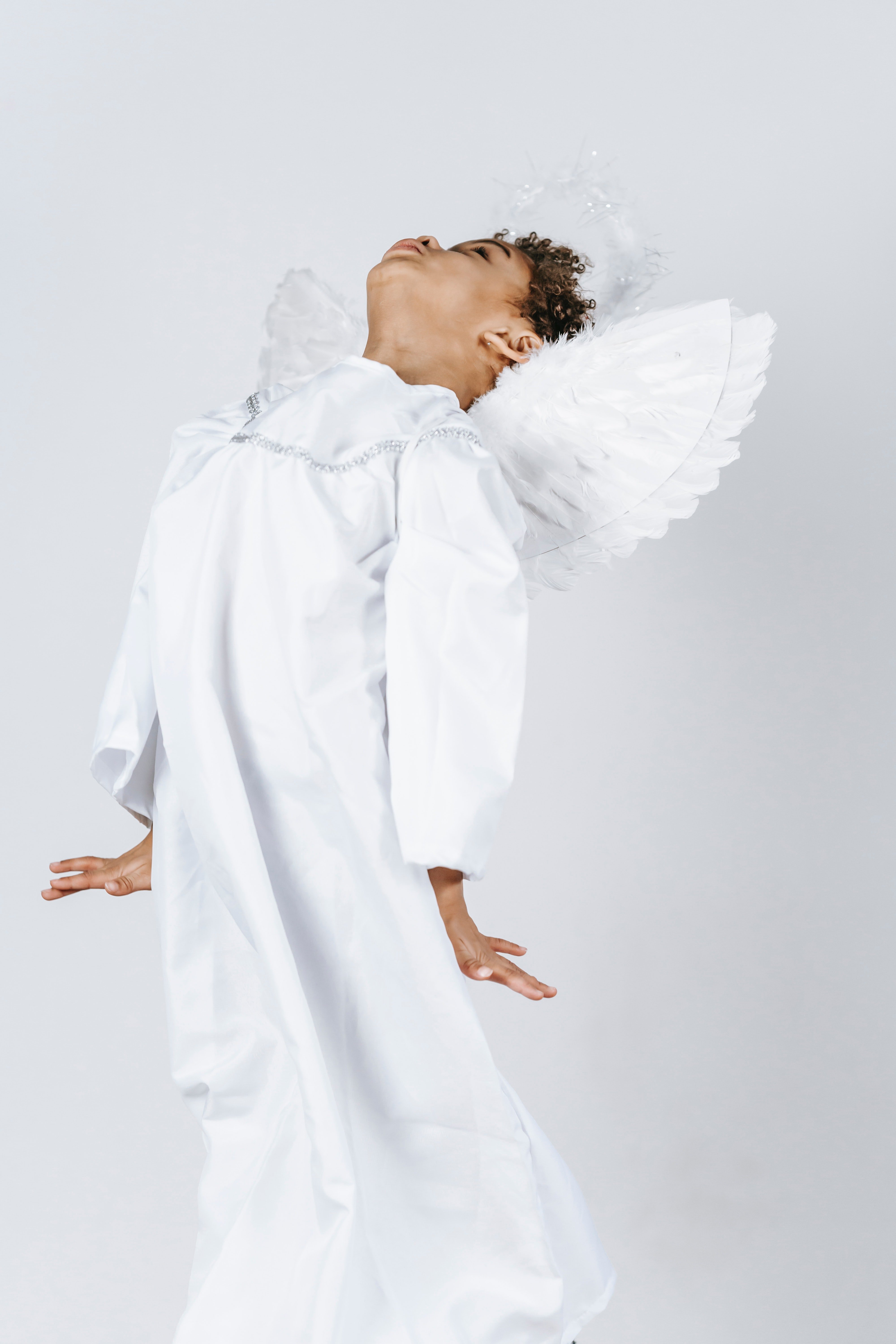 Niño vestido de ángel. | Foto: Pexels