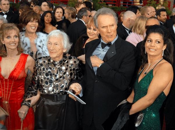 Clint Eastwood mit seiner Tochter Laurie Murray, Mutter Ruth Wood, und Frau Dina Eastwood bei den 76. Annual Academy Awards. | Quelle: Getty Images
