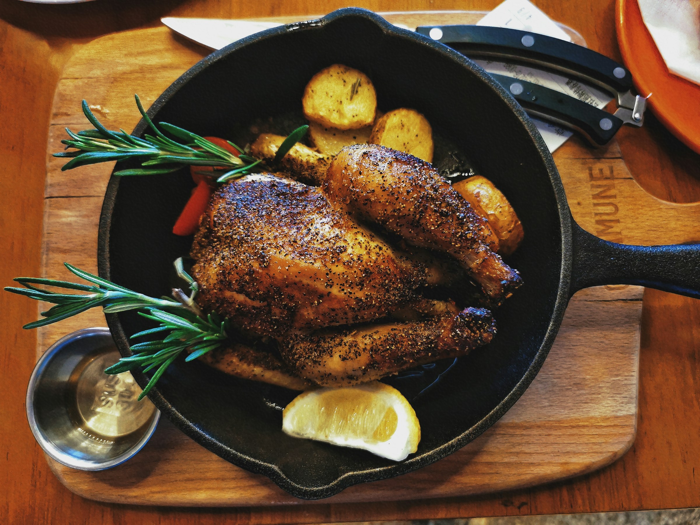 Roast chicken in a pan | Source: Unsplash