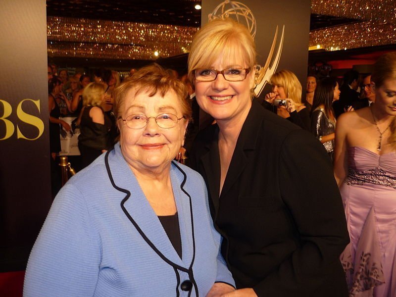 Bonnie Hunt and her mother Alice at 2010 Daytime Emmy Awards. | Source: Wikimedia Commons