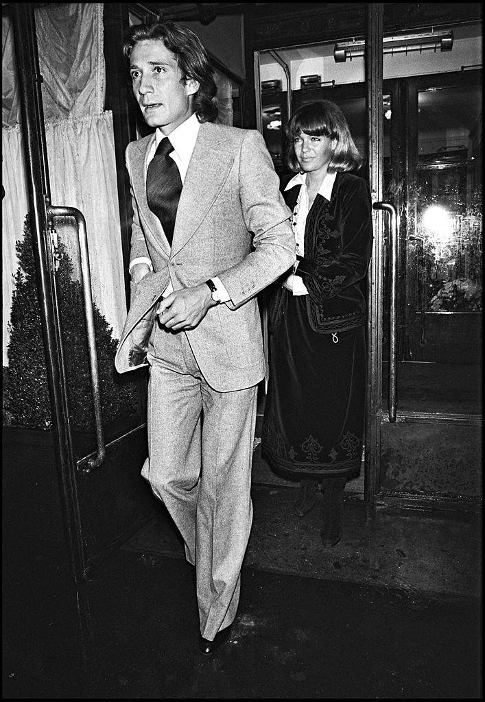 Romy Schneider et Daniel Biasini quittent le restaurant "Maxim's" à Paris. | Photo : Getty Images