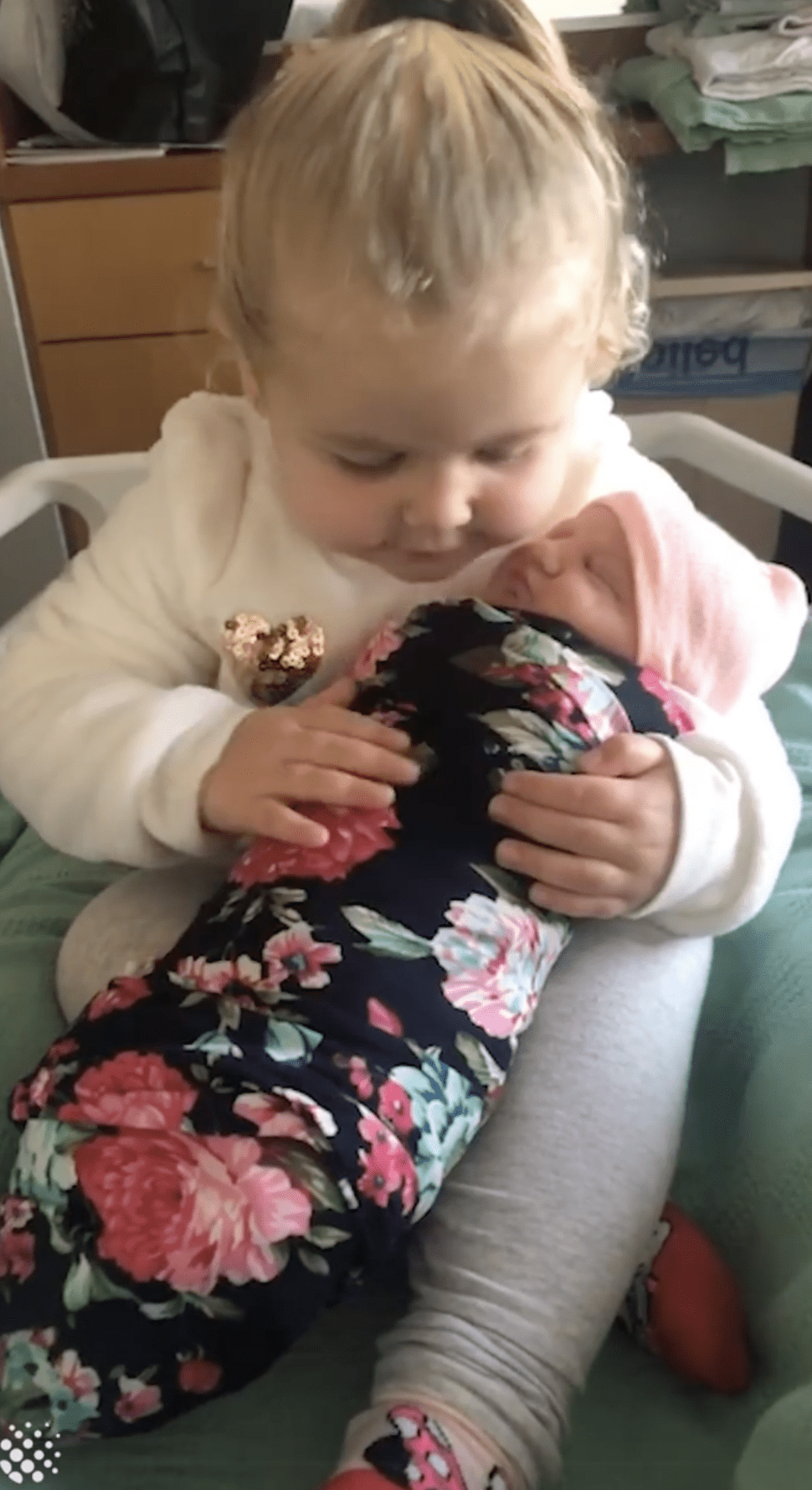 Molly acariciando a la bebé Cora. | Foto: Facebook/Newsflare