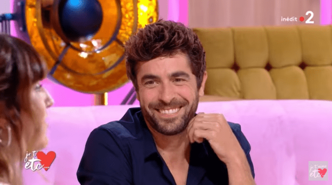 Le chanteur et acteur Agustin Galiana sur le plateau de "Je t'aime, etc" | Photo : Youtube/Je t'aime etc