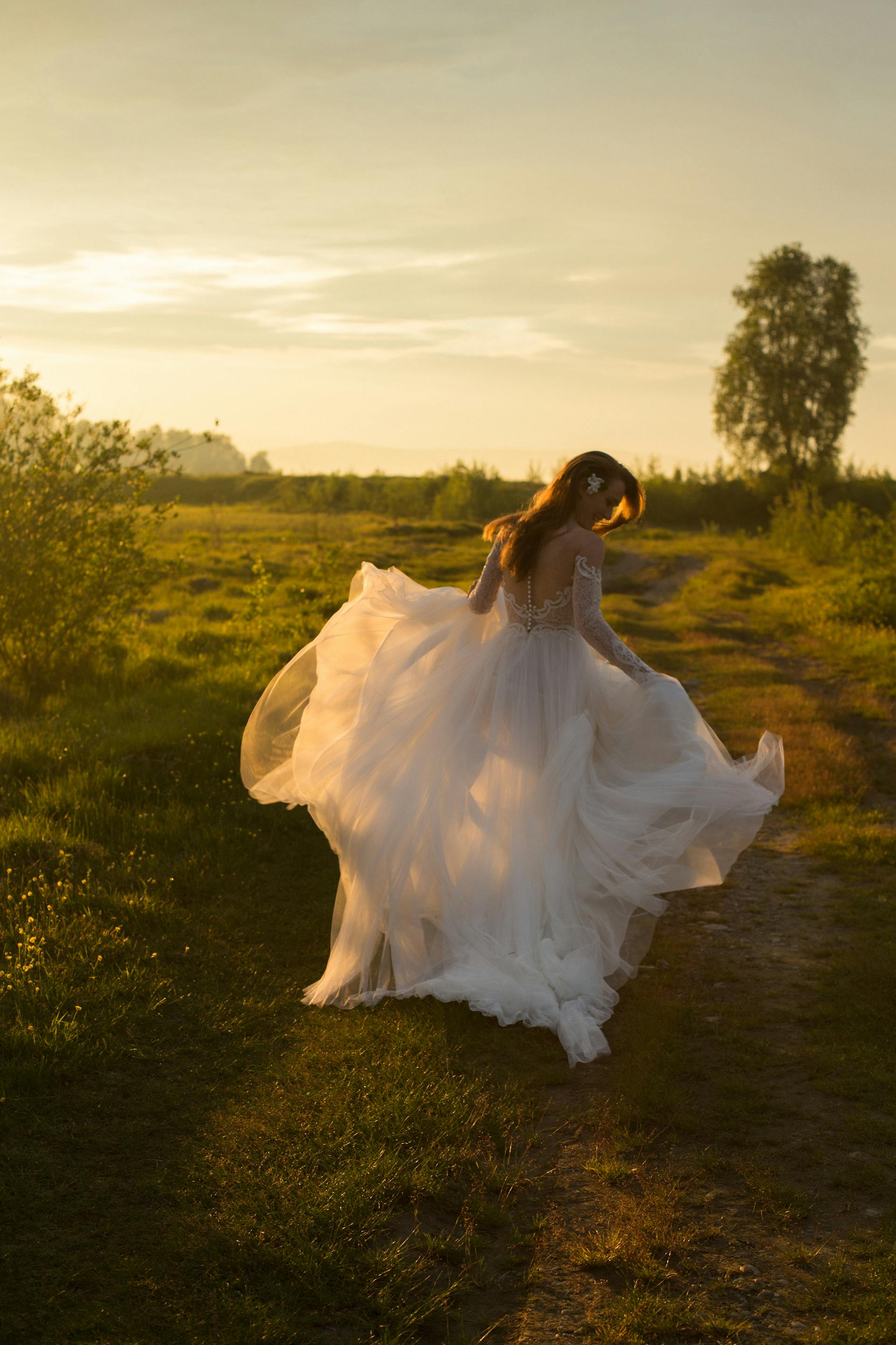 A bride walking on grass | Source: Pexels