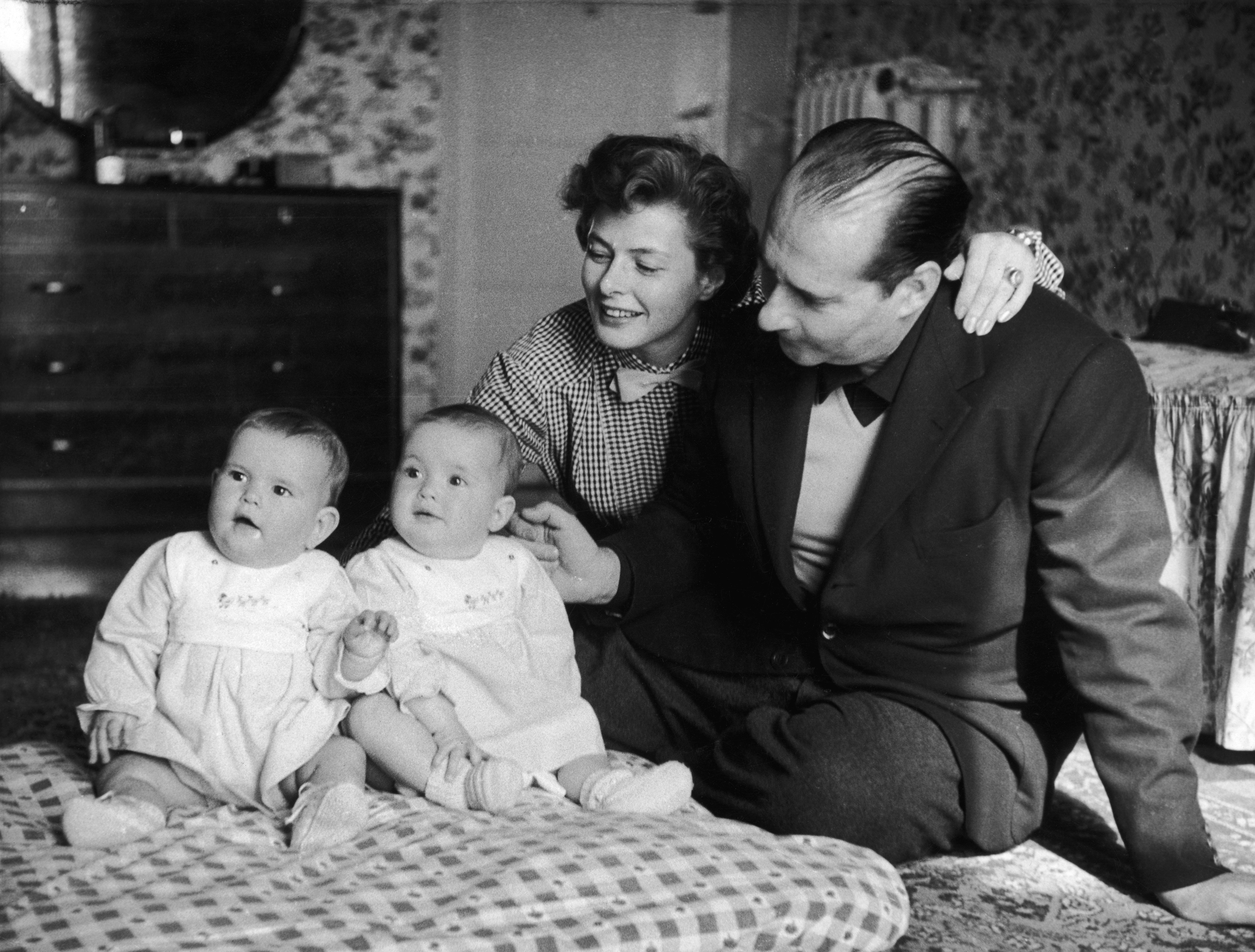 Ingrid Bergman and Roberto Rossellini with Isabella Rossellini  and Isotta Rossellini on May 23, 1953 | Source: Getty Images