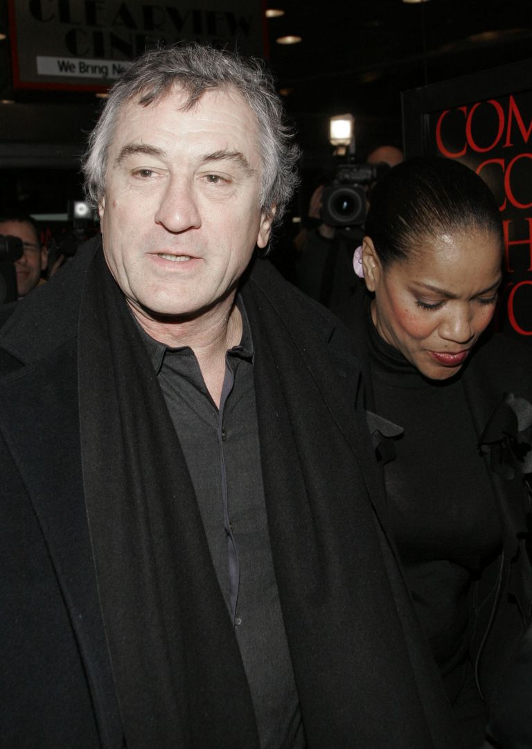 Robert De Niro et Grace Hightower arrivant à la première de "Hide And Seek" au théâtre Beekman le 26 janvier 2005 à New York | Source : Getty Images