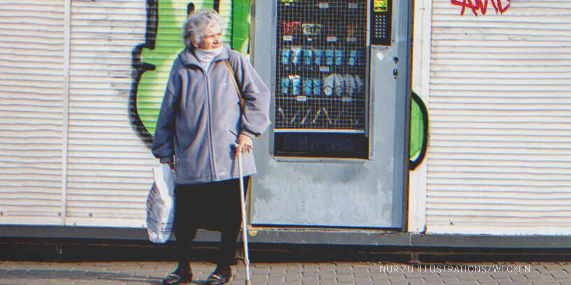 Alte Frau auf der Straße. | Quelle: Shutterstock
