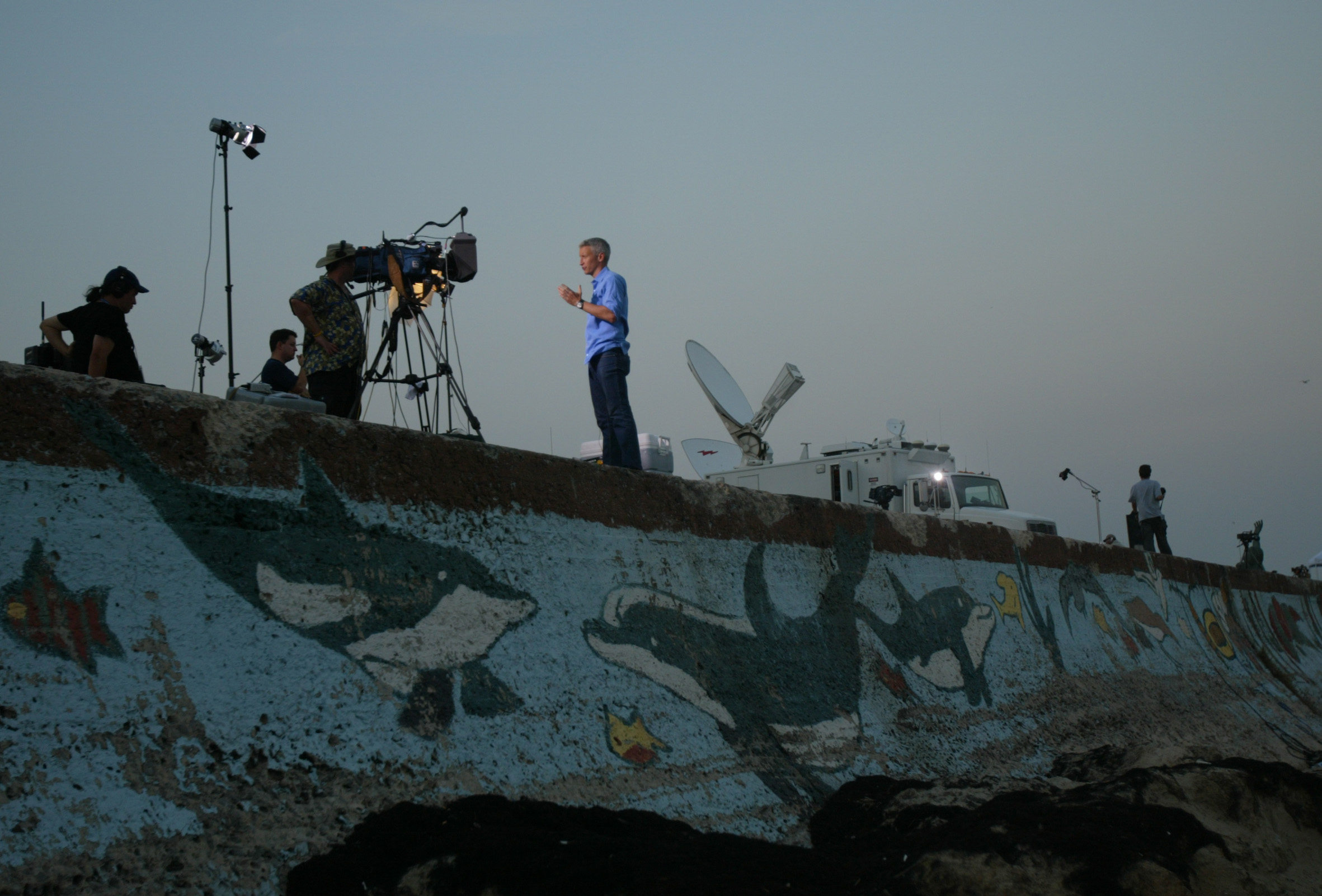 Anderson Cooper broadcasts from the seawall as Galveston prepares for Hurricane Rita, on September 21, 2005 | Source: Getty Images