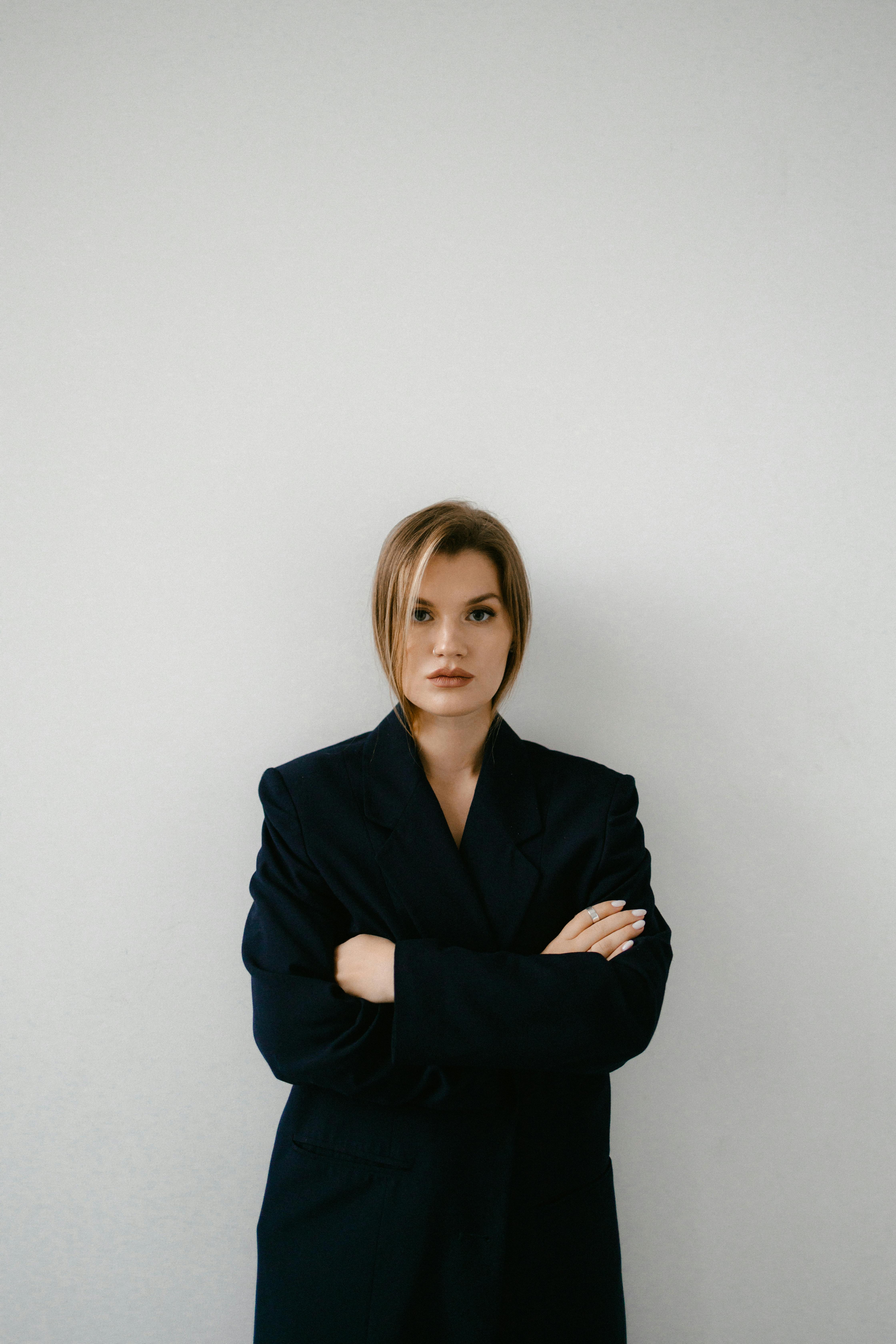 A serious woman with her arms crossed | Source: Pexels