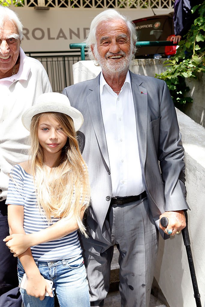 L'acteur Jean-Paul Belmondo et sa fille Stella Belmondo assistent à la finale masculine de Roland Garros 2015 - Jour 15, le 7 juin 2015 à Paris, France. | Photo : Getty Images