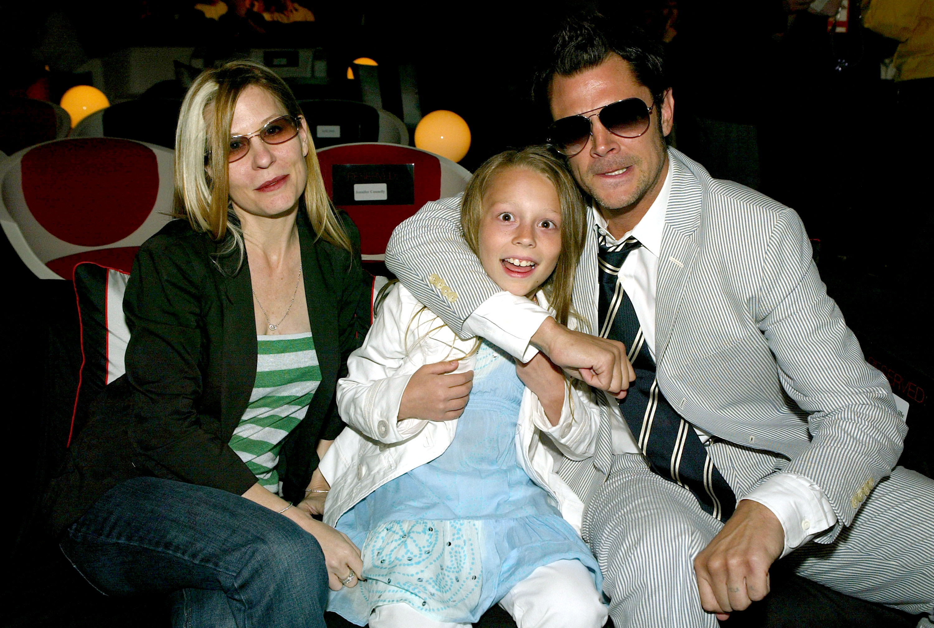 Johnny Knoxville con su esposa Melanie y su hija Madison durante los MTV Movie Awards 2005 en el Shrine Auditorium, el 4 de junio de 2005 en Los Ángeles, California. | Foto: Getty Images